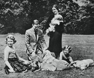 Koninklijke familie als een gelukkige groep hondenliefhebbers, 1937