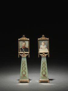 Ingelijste miniaturen: Portret van Tsaar Nicolaas II en Portret van Groothertogin Olga, firma van Peter Carl Fabergé