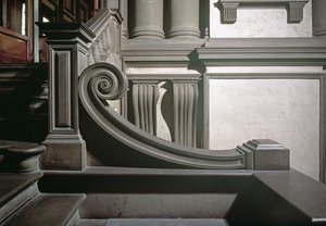 Inkomhal, detail van de trap ontworpen door Michelangelo en voltooid door Bartolomeo Ammannati