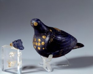 Oosterse oudheid: duif in lapis lazuli en goud