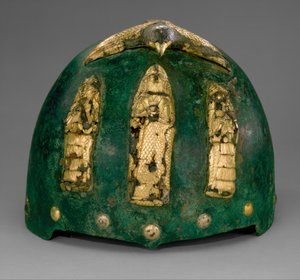 Helm met goddelijke figuren onder een vogel met uitgestrekte vleugels, ca. 1500-1100 v.Chr. (brons, goudfolie over bitumen) door Middle Elamite Period