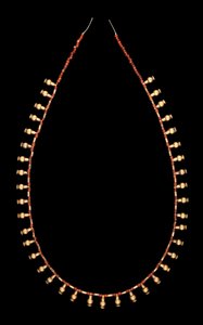 Gouden fleshangers met carneool kralenketting door Middle Kingdom Egyptian