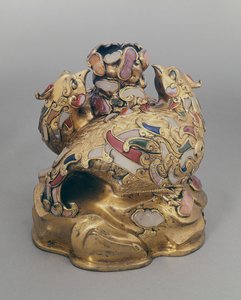Chinese vergulde koperen wijnvat in de vorm van feniksen op een rots