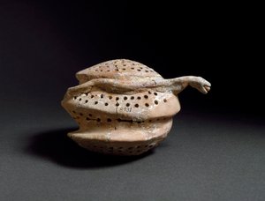 Egeïsche kunst: keramische vaas in de vorm van een honingraat en slang