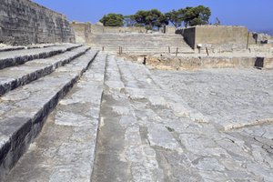 Minoïsche archeologische site van Phaistos. Het westelijke hof en het theatrale gebied. Grote geplaveide hof voor de gevel en de centrale ingang van het paleis (1900 -1700 v.Chr.). Deze hof speelde een belangrijke rol in het leven van de inwoners door Minoan