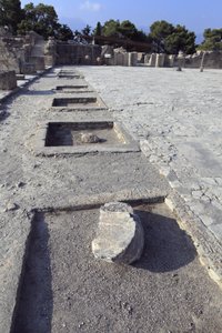 Minoïsche archeologische site van Phaistos. Algemeen uitzicht op de centrale binnenplaats vanaf de heiligdommen van de westelijke vleugel. De centrale binnenplaats is een basis architectonisch element van het Minoïsche paleis. Het is een kern waar de versc