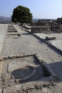 Minoïsch archeologisch terrein van Phaistos. Algemeen zicht op de westvleugel heiligdommen. door Minoan
