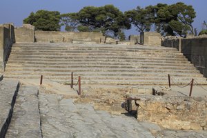 Minoïsche archeologische site van Phaistos. Trap die begint in de westelijke binnenplaats en leidt naar de Propylaea, de belangrijkste en meest indrukwekkende ingang van het nieuwe paleis en trappen die de zitplaatsen vormden van het theatrale gebied, gebr door Minoan