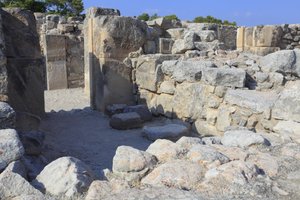 Minoïsche archeologische site van Phaistos. De westelijke magazijnen. Groot complex van de paleisopslagruimtes. Uitzicht over enkele van de 11 magazijnen waarin de goederen van het paleis werden opgeslagen (1900-1700 v.Chr.) Phaistos, Kreta door Minoan
