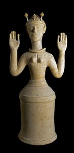 Minoïsche kunst: terracotta beeld van de Godin van de Papavers, godheid van slaap of dood. Uit het heiligdom van Gazi, Kreta. 1350 v.Chr. Heraklion, nationaal archeologisch museum door Minoan