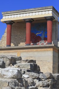 Minoïsche archeologische site van Knossos. Noordelijke ingang, Noordelijke zuilenhal. Bastion gereconstrueerd door Arthur Evans waar hij een kopie van een gerestaureerd reliëffresco van een stier plaatste. Knossos, Kreta