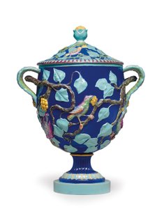 Engelse Majolica vaas met twee handvatten en deksel, midden 19e eeuw