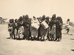 Het bouwen van een rijk in het fascistische tijdperk: kleurrijke groep moslimvrouwen, 09/05/1936