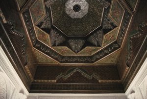 Kasbah van Thamiel glaoui, plafond detail (keramiek) door Moroccan School