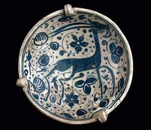 Mudéjar kunst: keramische beker azul, versierd met een hert van Paterna, Manises (Hispano-Moorse stijl). 14e of 15e eeuw. Barcelona, Barcelona Keramiekmuseum, Spanje door Mudejar School
