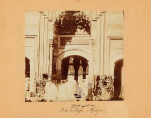 De Safa Poort, een van een groep foto