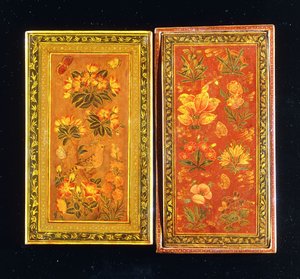 Een paar Safavid-dynastie spiegelkasten, beschilderd met bloemmotieven, een met een bonte hop (ca. 1671-1672)
