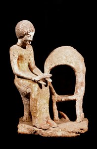 Myceense kunst: vrouwelijke figuur bij een oven met een brood in de hand