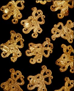 Myceense kunst: kleine gouden broches met octopusmotief uit graf III, Mycene. 16e eeuw v.Chr.