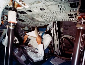 Een astronaut in een NASA Command Module, jaren 1970