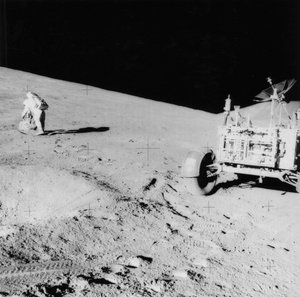 Astronaut David Scott op de helling van Hadley Delta tijdens Apollo 15, 1971