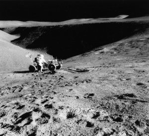 Astronaut David Scott b1932 op de helling van Hadley Delta tijdens Apollo 15, 1971