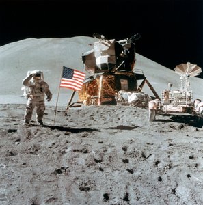 Astronaut James Irwin 1930-1991 groet op de maan, 1971