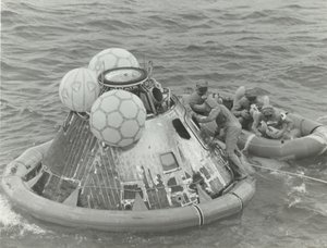 [Astronauten in Reddingsboot na Apollo 11 Splashdown], 1969