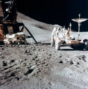 James Irwin 1930-1991 met het Lunar Roving Vehicle tijdens Apollo 15, 1971