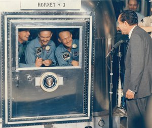 President Richard M. Nixon Verwelkomt de Apollo 11 Astronauten aan Boord van Herstel Schip USS Hor..., 1969