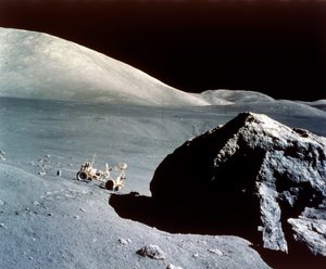De rover wordt overschaduwd door een gigantische rots op het maanoppervlak, Apollo 17-missie, december 1972