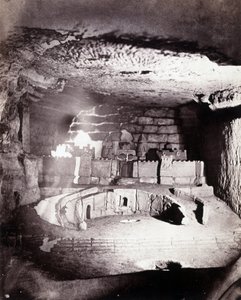 De catacomben van Parijs. Zicht op een architecturaal beeldhouwwerk van Port Saint Philippe dat Decure, belast met het consolideren van de ruimtes, ondernam in 1777