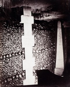 De beenderhuizen van de catacomben van Parijs. Dichtbij de bron van Lethe of Vergetelheid