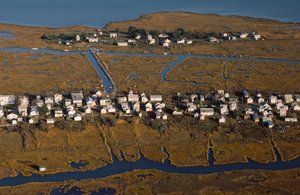 Luchtfoto van huizen langs King Street, de nederzettingsas van Tangier Island