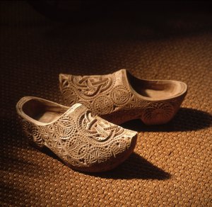 Nederlandse houten schoenen ook wel klompen genoemd door Nathan Benn