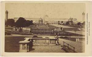 [Lang bovenaanzicht van het Crystal Palace gebouw en terrein].