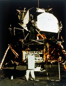 Buzz Aldrin bij de maanmodule op het oppervlak van de maan, Apollo II missie door Neil Armstrong