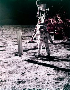 Buzz Aldrin plaatst zonnecollector op het oppervlak van de Maan, Apollo 11 missie, juli 1969 door Neil Armstrong
