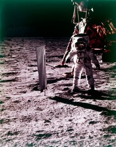 Buzz Aldrin zet zonnecollector op het maanoppervlak, Apollo 11 missie, juli 1969 door Neil Armstrong
