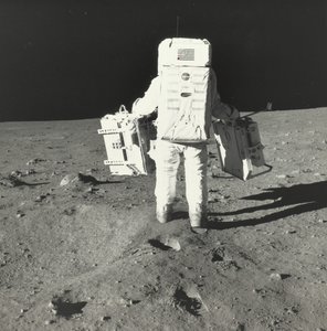 Buzz Aldrin op de maan met onderdelen van het vroege Apollo-wetenschappelijke experimentenpakket, 1969 door Neil Armstrong