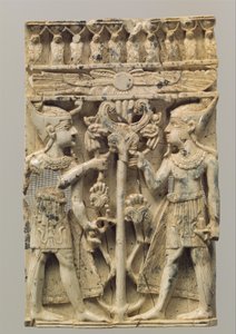 Meubelplaat gesneden in hoog reliëf met twee Egyptiserende figuren die een voluutboom flankeren, ca. 9e-8e eeuw v.Chr. (ivoor)