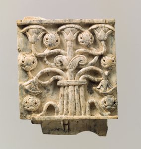 Meubelplaat gesneden in reliëf met gestileerde boom, ca. 8e-7e eeuw v.Chr. door Neo Assyrian