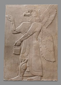 Reliëfpaneel van gevleugelde adelaar-hoofdige bovennatuurlijke figuur door Neo Assyrian