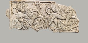 Meubelplaat gesneden in reliëf met twee valkenkop sfinxen die gevangenen vertrappen, ca. 9e-7e eeuw v.Chr. door Neo Assyrian Neo Assyrian