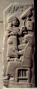 Bas-reliëf van de schrijver Tarhunpiyas op de knieën van zijn moeder door Neo Hittite Neo Hittite
