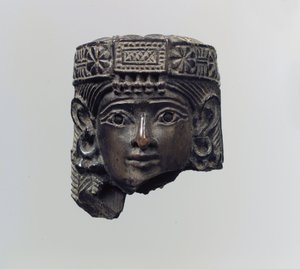 Hoofd van een vrouwelijke figuur door Neo Assyrian