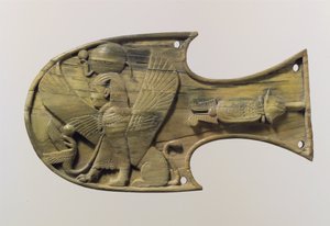 Paardenblinker met reliëf van een zittende sfinx, c.8e eeuw v.Chr. door Neo Assyrian Neo Assyrian