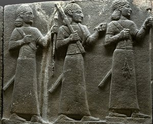 Reliëf met Hettitische hofambtenaren, uit Turkije door Neo Hittite