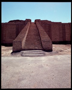 Zicht op de trap van de gereconstrueerde ziggurat, 2050 v.Chr. door Neo Sumerian