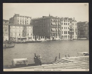 Exterieur van Hotel Bretagne te Venetië door Neue Photographische Gesellschaft